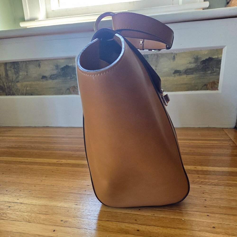 Alberta Di Canio leather Satchel/Tote in lovely Camel color with Silver Hardware - Picture 4 of 7